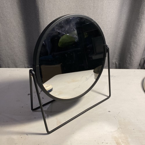 Round cosmetic makeup - round,